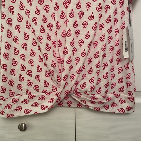 NWT $32 Liz Claiborne Red & White Pattern Pullover Top with Twist Front Small - Picture 3 of 11